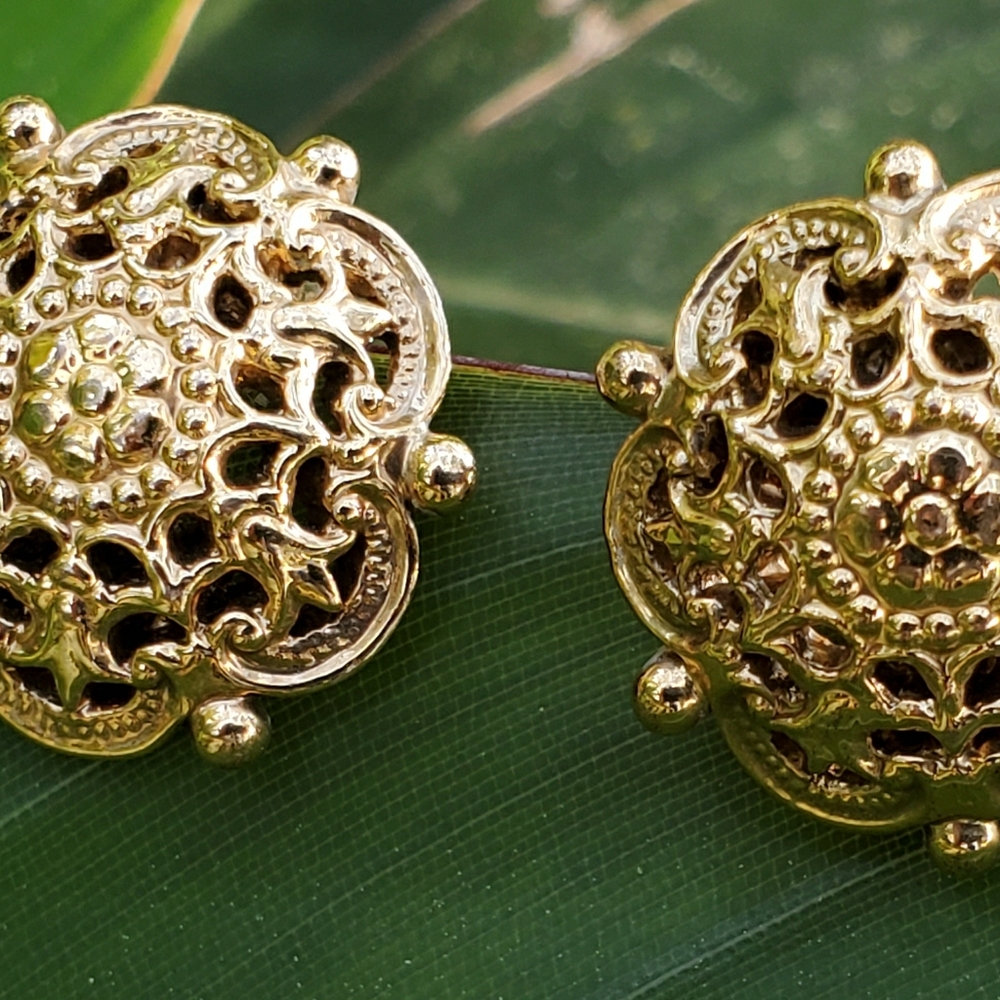 Vintage gold tone clip earrings